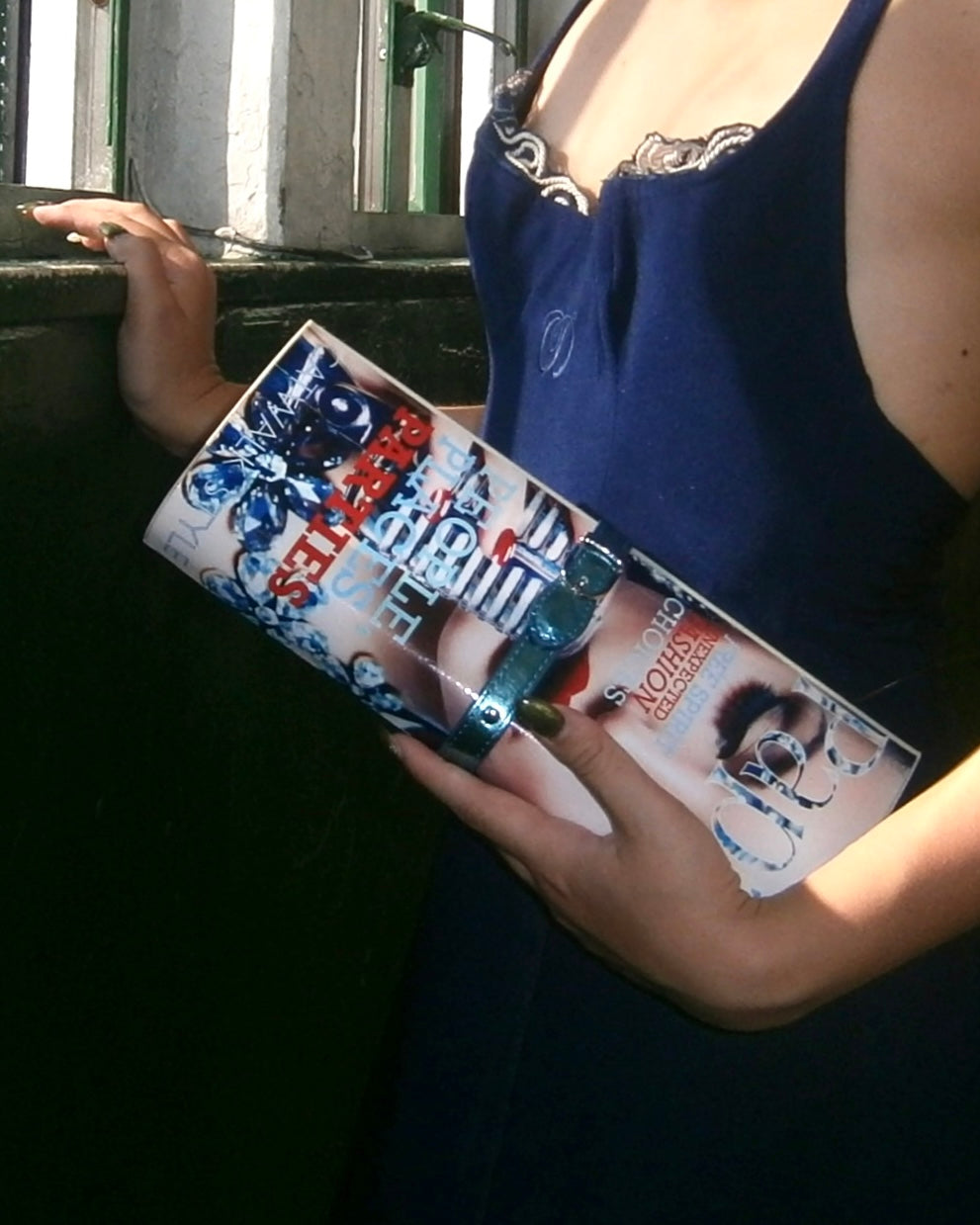 Carrie Bradshaw’s Iconic Magazine Cover Clutch [S3EP8]