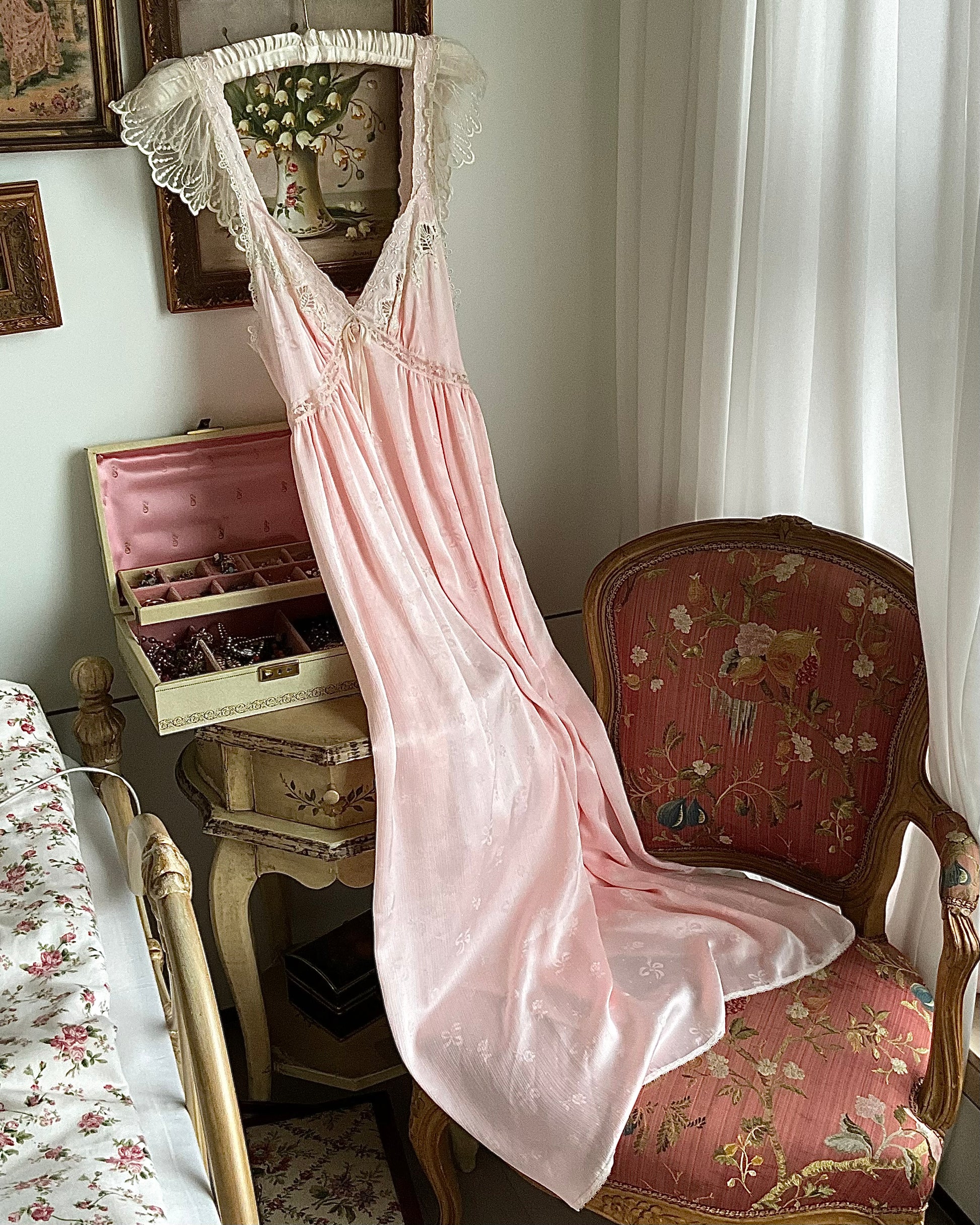 Christian Dior Pink Satin Slip with Ribbon and Rose Motifs – Sous Les Fleurs Christian Dior Pink Satin Slip with Ribbon and Rose Motifs – Sous Les Fleurs